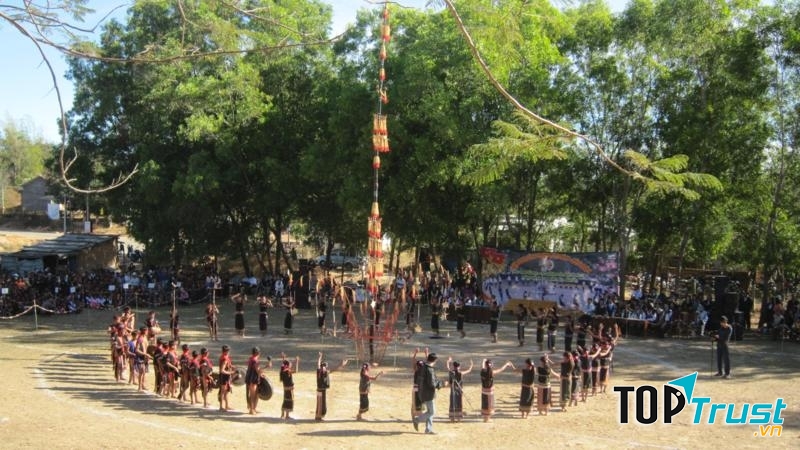 Lễ hội đâm trâu của người Rơ Măm.