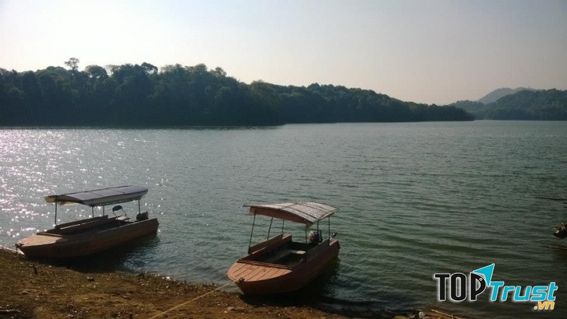 Chiếc thuyền nhỏ đưa du khách đến đảo hoa anh đào - Ảnh: Sưu tầm