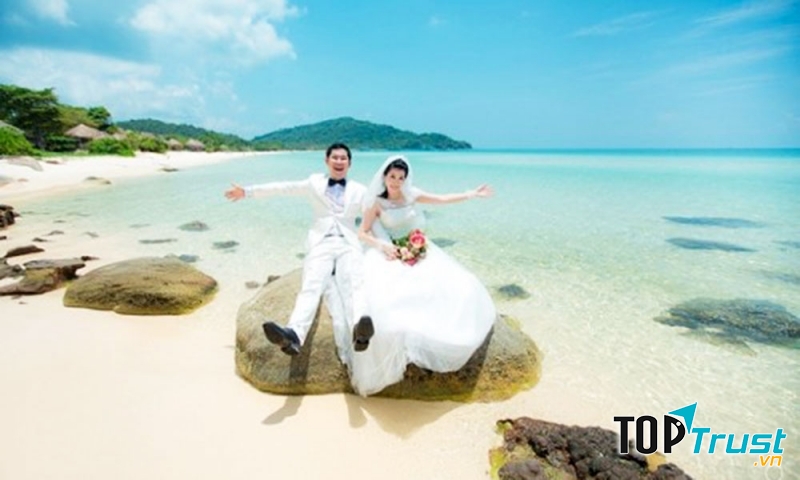 Ảnh cưới được chụp tại Bãi Khem, Mũi Ông Đội, đảo Phú Quốc