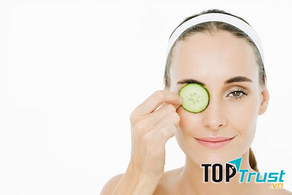 Trà túi lọc đã qua sử dụng hoặc những loại cây giòn, mọng nước sẽ là liều thuốc thần kỳ cho việc chăm sóc đôi mắt của bạn, đánh bay những quầng thâm đáng ghét.