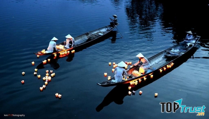 Đứng thứ 3 cùng với đoạn trích Đất Nước là Ai đã đặt tên cho dòng sông?.