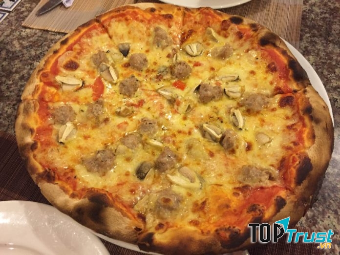 David Pizzeria -  Pizza cùng thịt viên, nấm, cà chua, và mozzarella