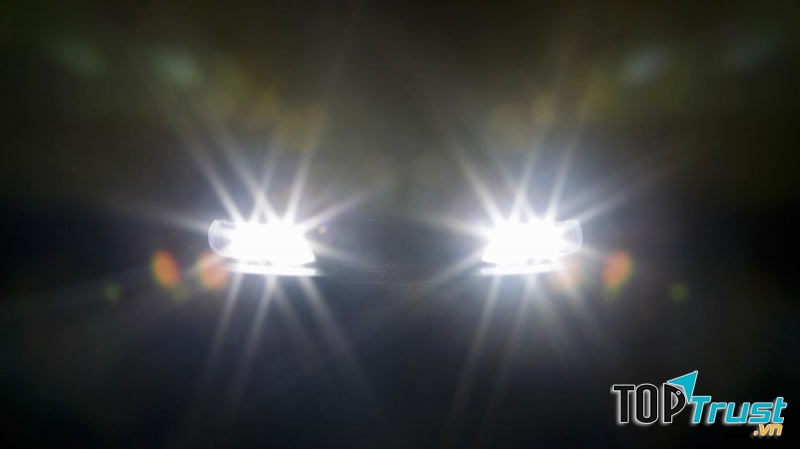 Khi đi ban đêm, tất cả các xe phía sau người dẫn đoàn không được bật đèn pha mà phải bật đèn cos, riêng xe của người dẫn đoàn thì có thể bật đèn pha