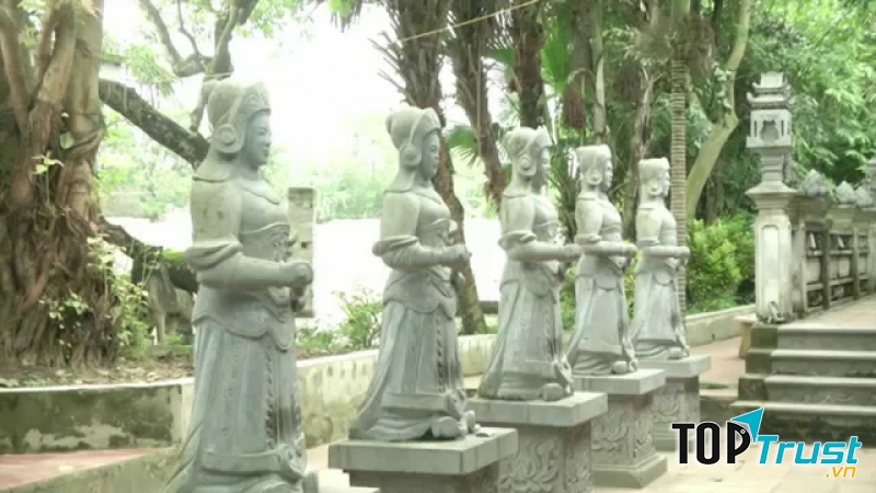 Một số bức tượng được dựng tại khuôn viên của đền Tiên La