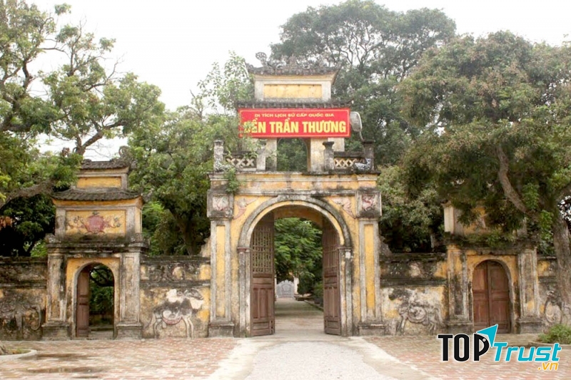 Cổng tam quan đền Trần Thương