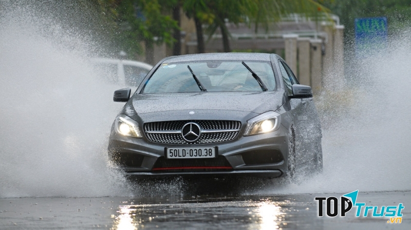 Đi chậm qua vũng nước