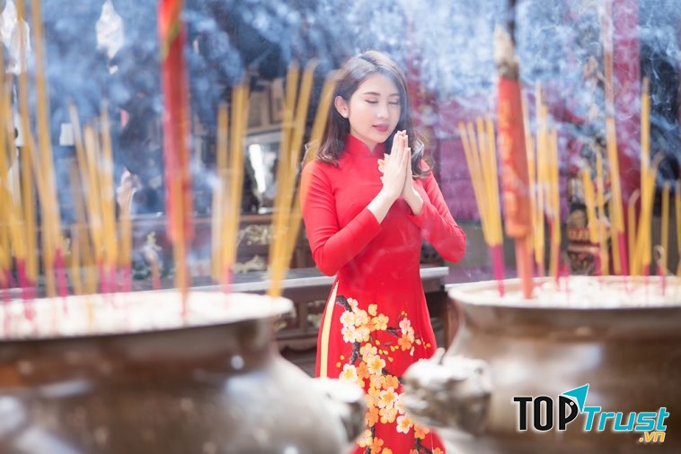 Đi lễ chùa đầu năm.