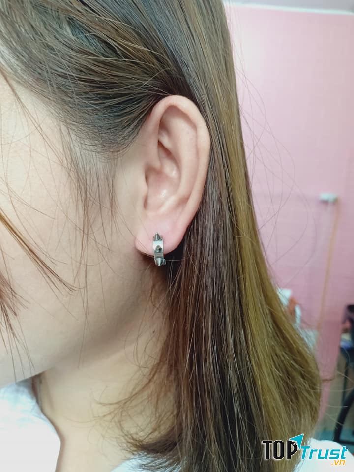 Khách hàng bấm khuyên tại Di