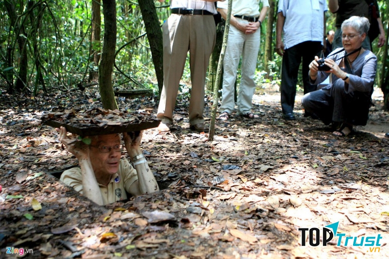 Nhiều du khách nước ngoài cảm thấy vô cùng thú vị khi khám phá nơi đây