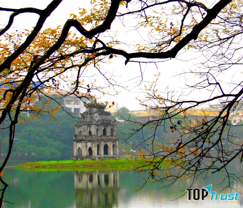 Hồ Hoàn Kiếm với tháp rùa. Ảnh minh họa.