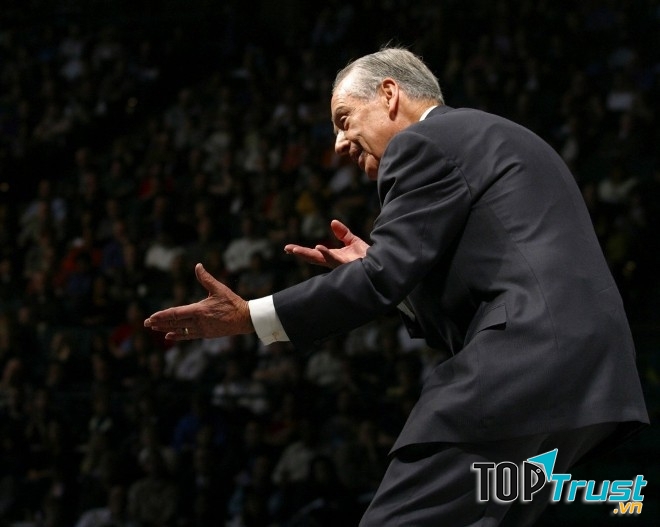 Diễn giả đang diễn thuyết trước rất nhiều người nghe