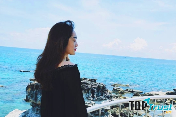 Dinh Cậu khá nổi tiếng với những ghềnh đá nhô ra biển