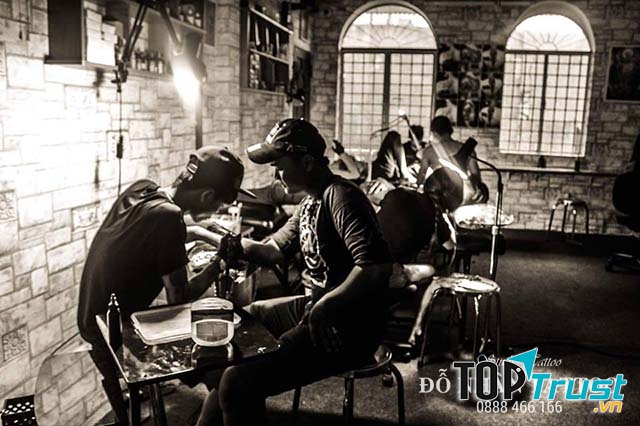 Đào tạo học viên xăm hình nghệ thuật - học viên tiếp xúc khách hằng ngày.