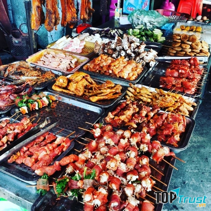 Những xiên thịt nướng nhiều màu sắc