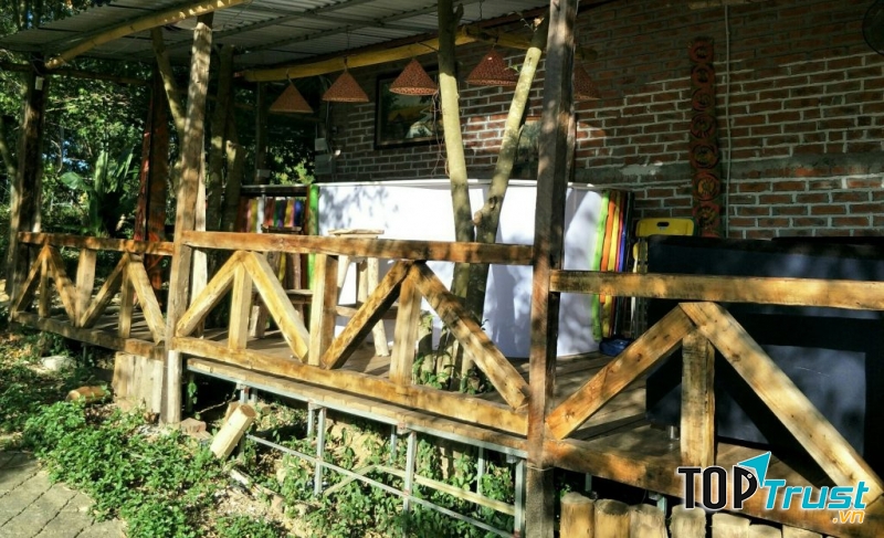 Tại đây có bãi cỏ để cắm trại thoáng mát bên dưới tán cây xanh