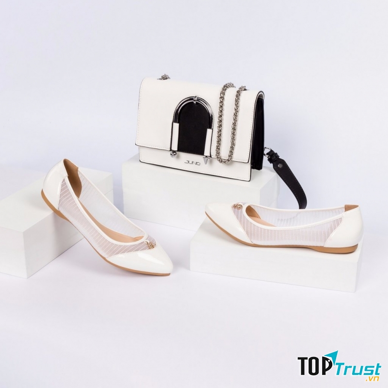 Đôi giày cùng túi xách cùng tông màu là gợi ý hàng đầu cho quà tặng dịp Valentine