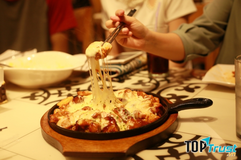 Một suất gà ở đây khá lớn được nhiều miếng. Gà lọc bỏ xương sốt bằng lớp nước sốt màu đỏ đẹp mắt phủ lớp phomai vàng óng. Gà ăn mềm, ngọt, cay cay đúng kiểu Hàn