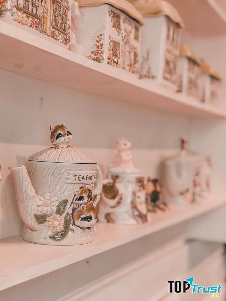 Những vật dụng, ấm tách nhỏ xinh đậm chất cổ điển