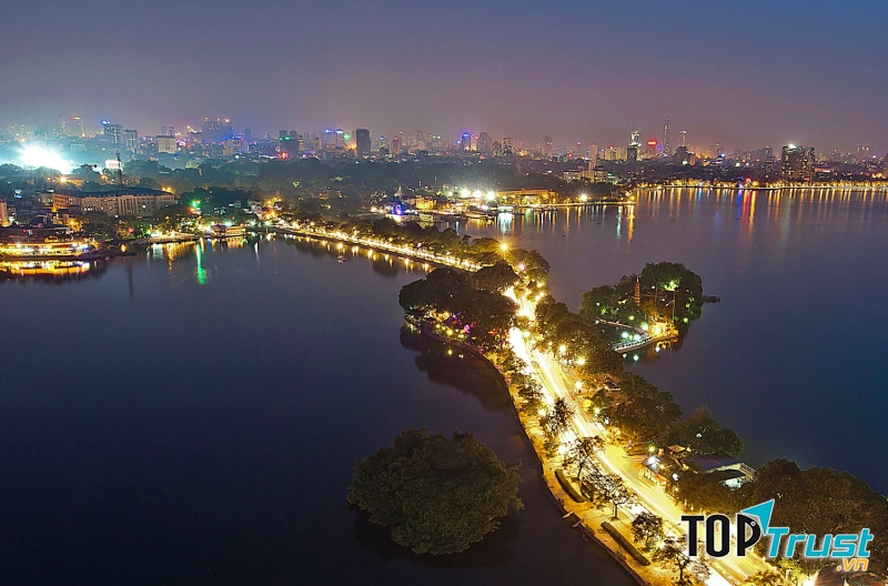 Đường thanh niên Hồ Tây với khung cảnh lãng mạn