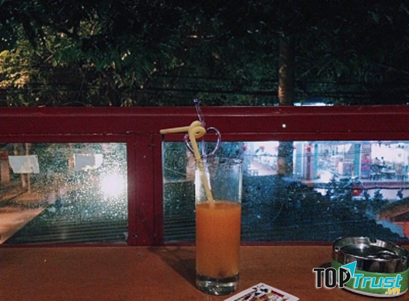 Bệ cửa sổ tầng 2 khá đẹp