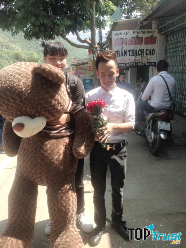 Gấu bông và hoa sẽ là món quà thay lời muốn nói của bạn với cô ấy.