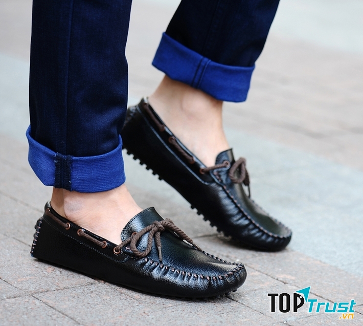 Giày mọi thường được làm từ chất liệu da thật hoặc da tổng hợp, rất dễ lau chùi và không để lộ vệt trầy xước nên bạn hòa toàn có thể thoải mái vận động, chạy nhảy khi mang chúng.