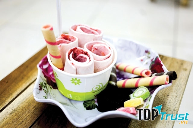 Kem cuộn được trang trí khéo léo tại quán