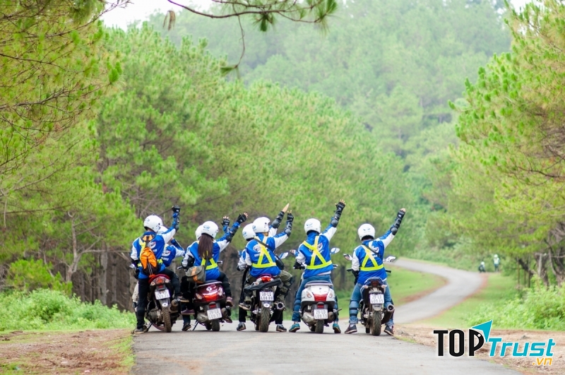 Khi có sự cố trên đường đi, thì các xe phía sau chỉ cần dừng lại và nháy pha hoặc bật xi nhan, kết hợp với bấm còi để báo hiệu cho các xe đi phía trước