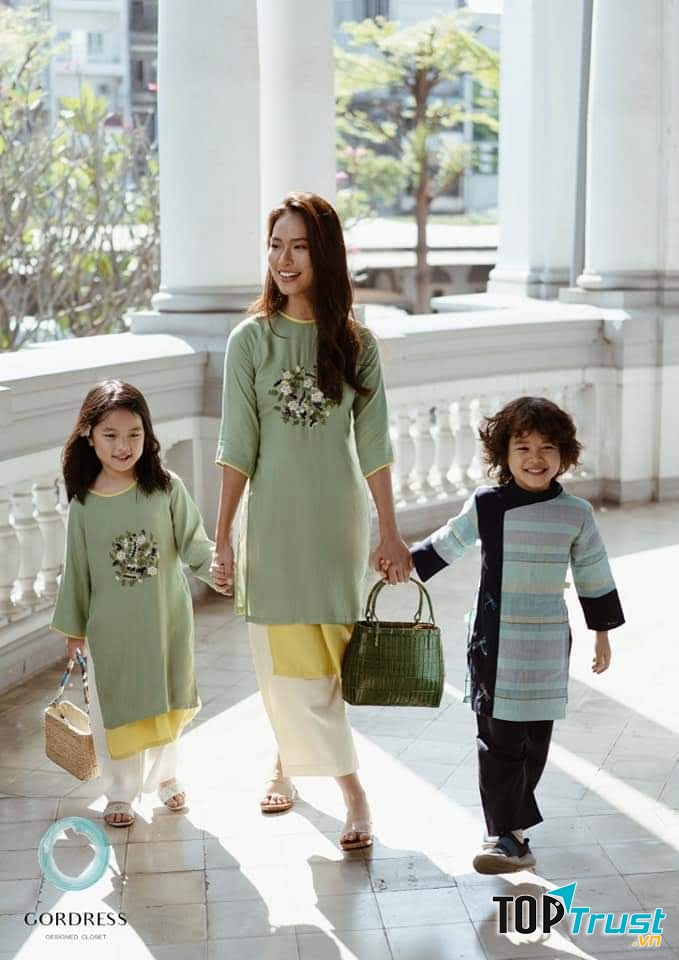 đến với Gordress không chỉ có những cô gái mới sở hữu cho mình vài thiết kế áo dài cách tân ưng ý mà các mẹ muốn diện đồ đôi cùng con gái nhỏ