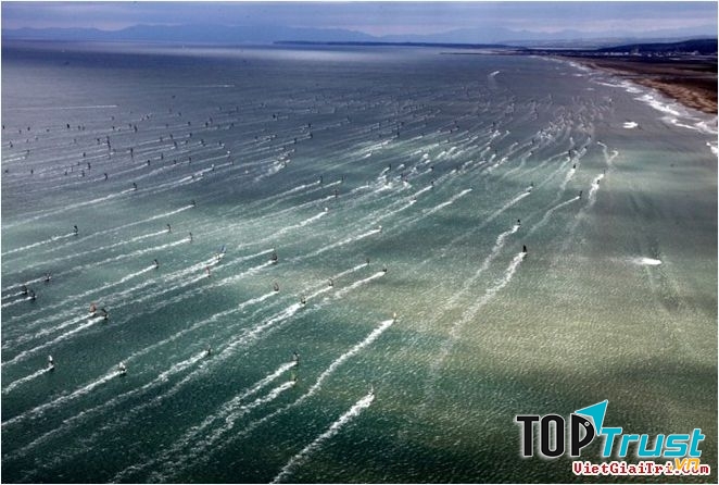 Những chiếc thuyền buồm ở đây có vận tốc chẳng thua gì canô siêu tốc.