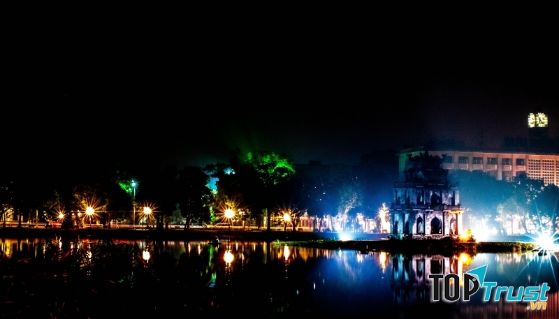 Hà Nội về đêm lung linh và huyền ảo - ảnh sưu tầm.