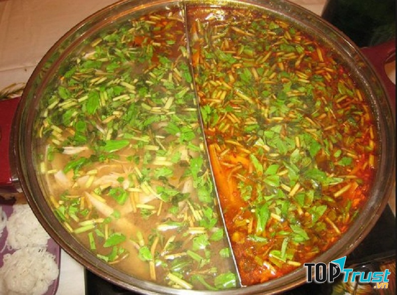 Nồi nước lèo nóng hổi, thanh thanh, béo béo, thơm thơm...