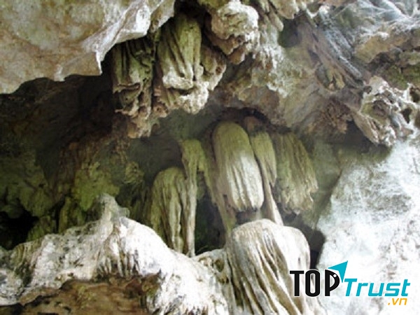 Vẻ hoang sơ của hang