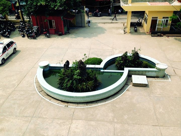 Hồ được gọi là Hồ Đô La vì có biếu tượng của kí tự Đô La Mỹ