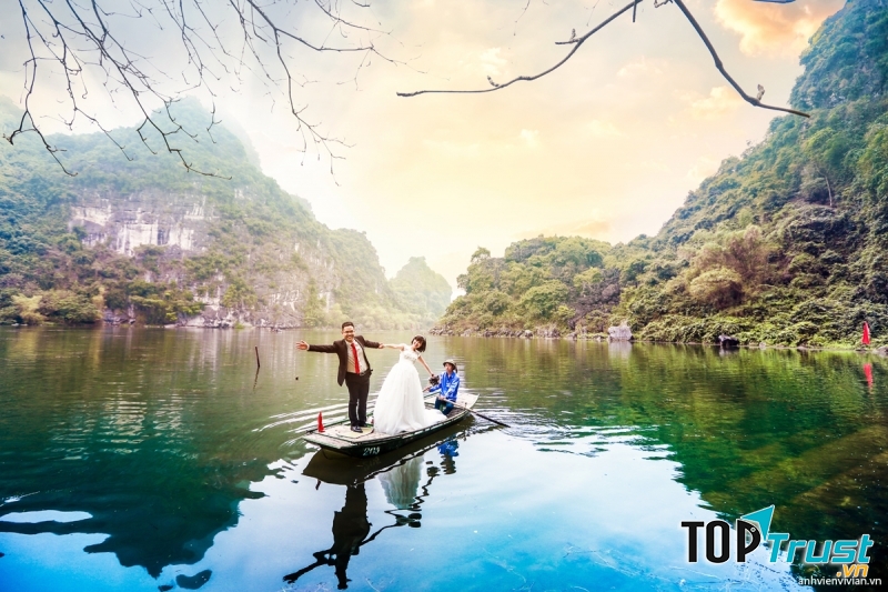 Hồ Đông Chương mang trong mình vẻ đẹp hoang sơ và tĩnh lặng