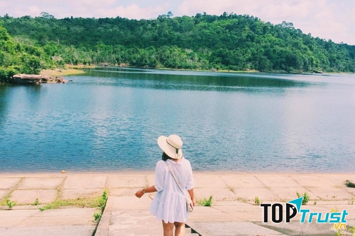 Không gian xung quanh hồ