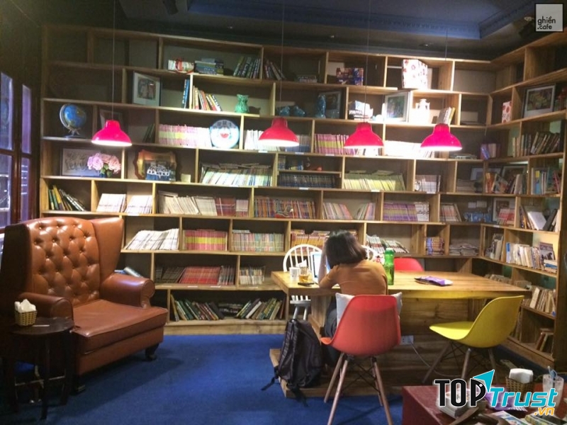 Hoa 10 Giờ - Floral & Book Cafe