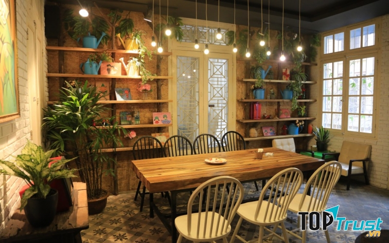 Hoa 10 Giờ - Floral & Book Cafe