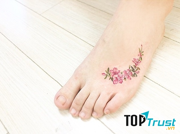 Với kỹ thuật ngày càng hiện đại, tattoo hoa bây giờ trông sinh động không khác gì một đóa hoa 3D in trên da thật sự