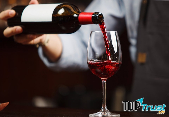 Li rượu vang ngọt ngào của bạn cùng cô ấy.