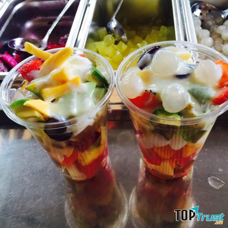 Cận cảnh hai cốc hoa quả tự chọn