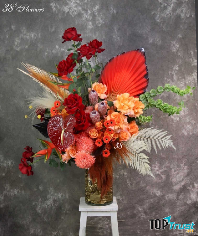 Mẫu M19-700 nguyên liệu chủ đạo gồm 20 hoa hồng Ecuador (nhập khẩu), được tách cánh mức giá trên 5 000 000 đồng