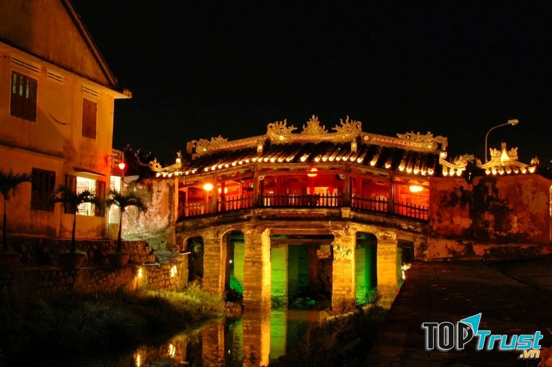 Chùa Cầu lúc về đêm.