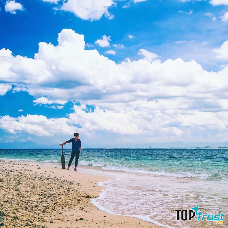 Bãi cát trắng phau kéo dài dọc bờ biển