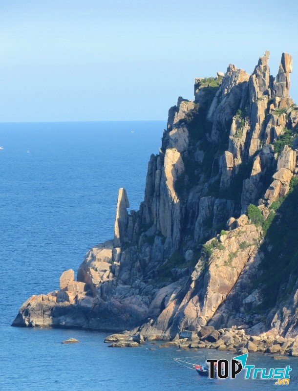 Các vách núi cao khá nguy hiểm nên hãy lưu ý khi trèo