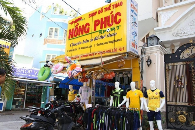 Tại Hồng Phúc Sport  bạn có thể mua đồ thể thao giá rẻ, cũng như các loại mặt hàng khác với rất nhiều các chương trình khuyến mãi