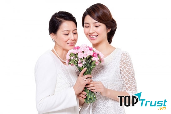 Bó hoa tặng Mẹ, niềm vui của con