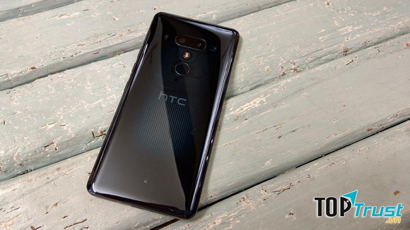 HTC U12 Plus được trang bị bộ vi xử lý Qualcomm Snapdragon 845 , cùng với 6GB RAM và 64GB hoặc 128 GB dung lượng