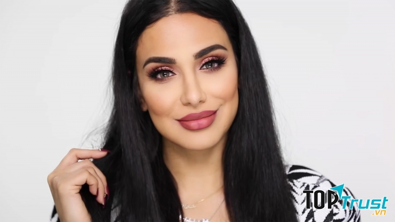 Huda Kattan là một Beauty Vlogger rất nổi tiếng người Dubai
