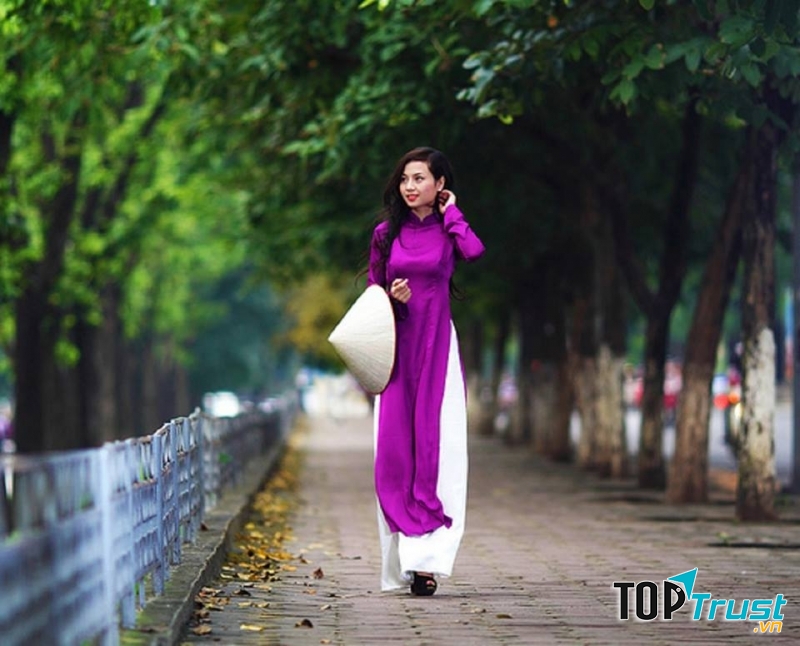 Tung tăng thướt tha cùng chiếc áo dài và chiếc nón lá sải bước dạo phố phường